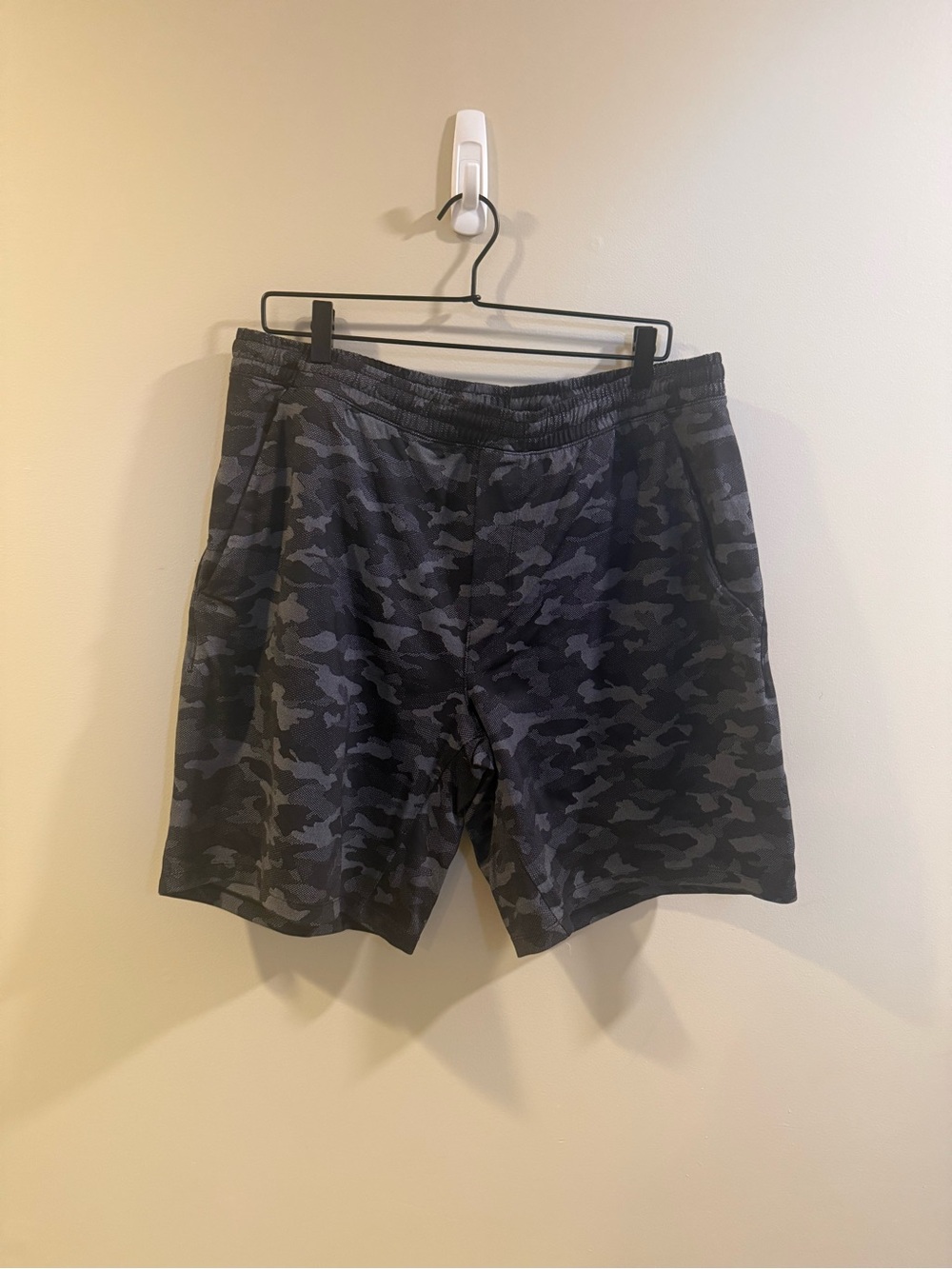 lululemon athletica Men's Dark Gray Black Tonal Camo Athletic Shorts